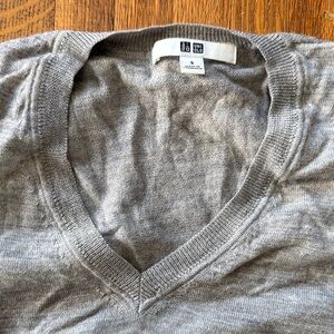 Uniqlo woMen's Light Gray V-Neck Sweater